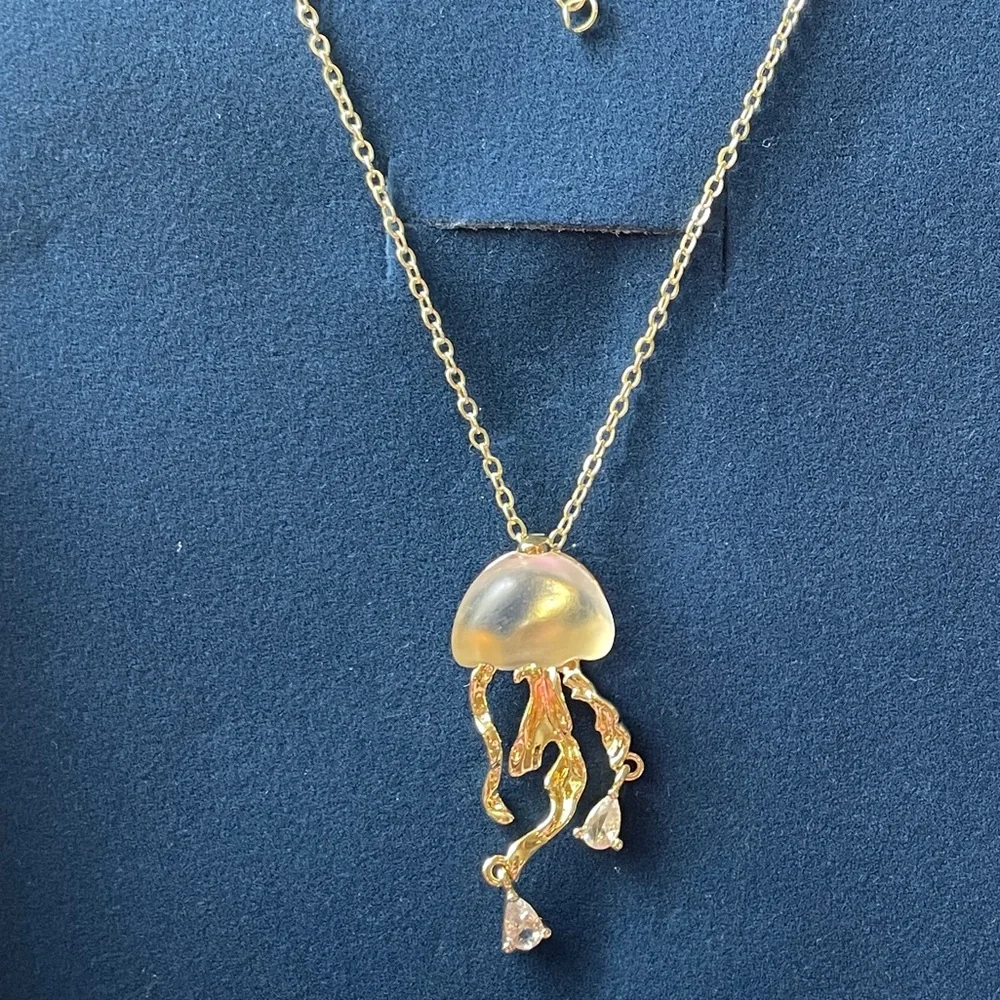 Elegant Gold Jellyfish Pendant Necklace - Picture 3 of 4